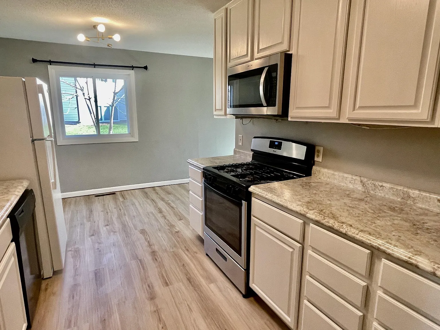 3 bed, 1400 sqft, $2,200 — Photo 4