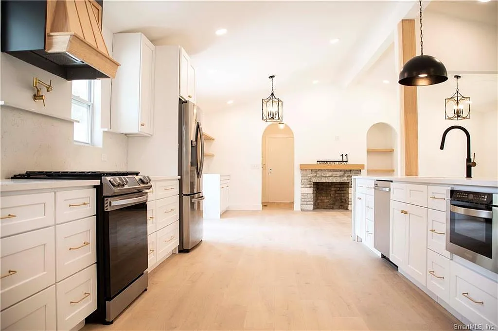 5 bed, 4422 sqft, $5,250 — Photo 3
