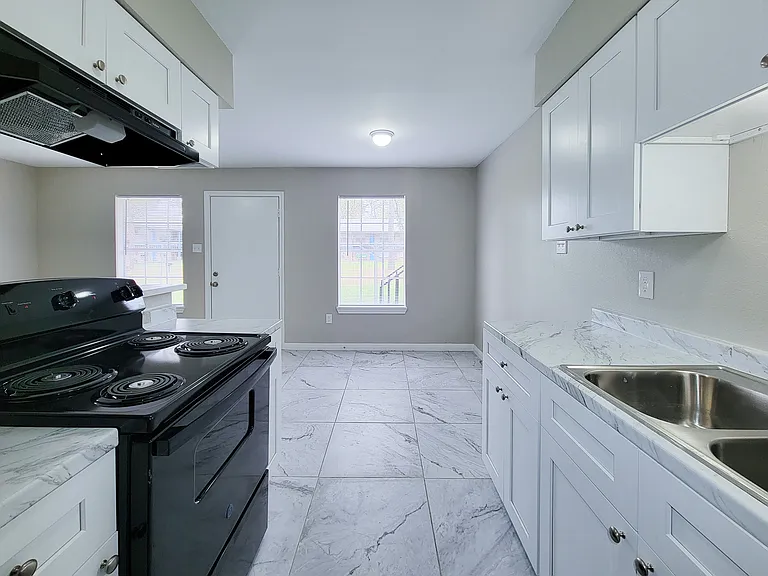 COURTYARD PARK APARTMENTS — Photo 23