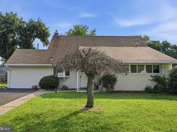 116 Highland Park Dr, Levittown, PA 19056