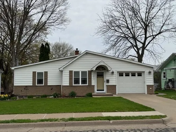 1851 Bunker Hill Rd, Dubuque, IA 52001