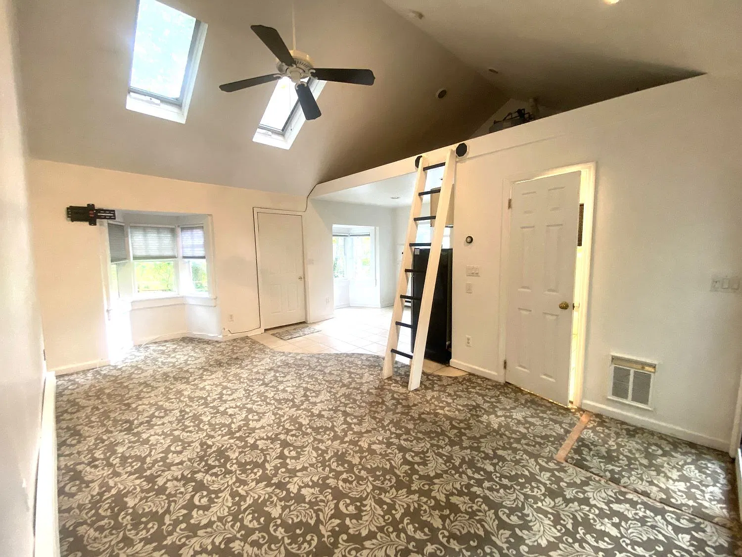 Studio, $2,100 — Photo 2