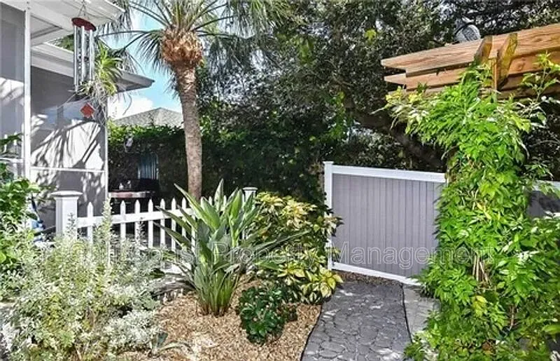 3 bed, 2.0 bath, 1300 sqft, $2,650 — Photo 4