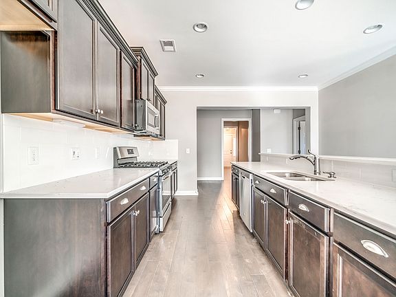 5th image of 601 Creekside Bluff Ct