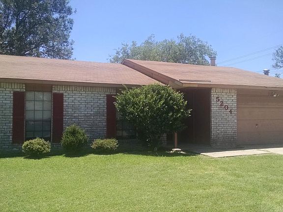 Front of house with garage closed