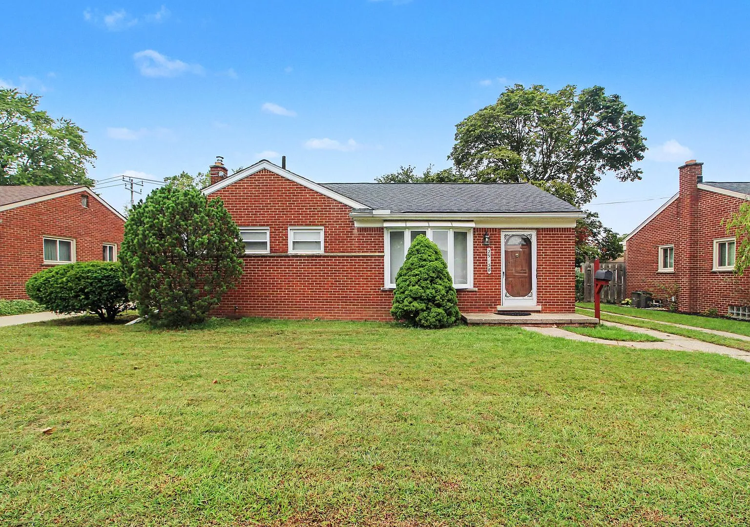 Beautiful 3 Bed 1.5 Bath Ranch Style Home In Livonia — Photo 1