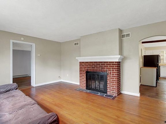 Gas fireplace in LR