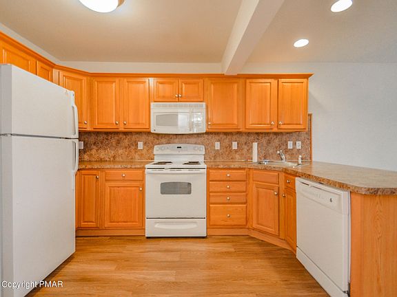 4th image of 212 Sciota Garden Rd