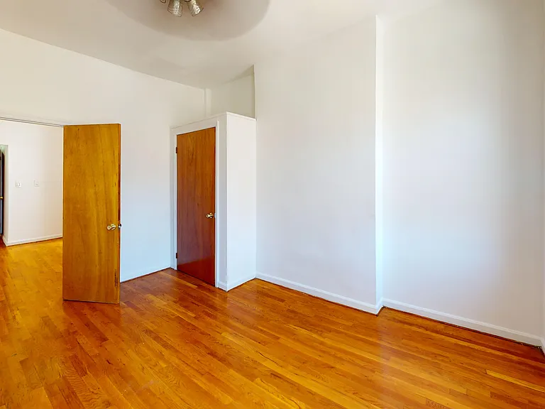 1443 York Ave #4N — Photo 4