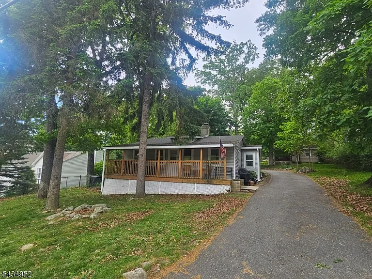 10 Shawnee Rd — Photo 1