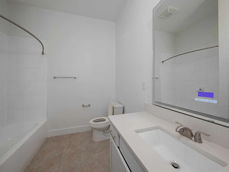 Rise Lakeview — Photo 11