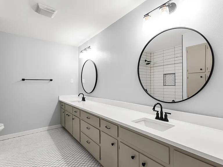 Large hall bathroom for other 3 bedrooms