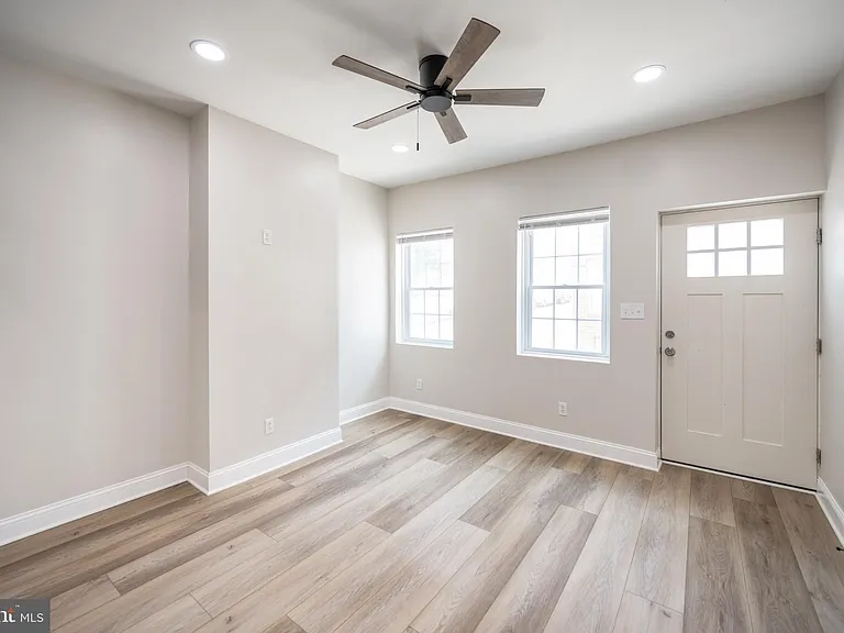 521 N Douglas St — Photo 3