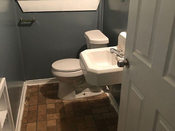 2nd image of 3210 Garden Ln
