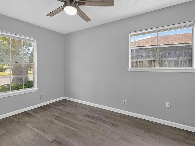 8602 Colonial Dr — Photo 17