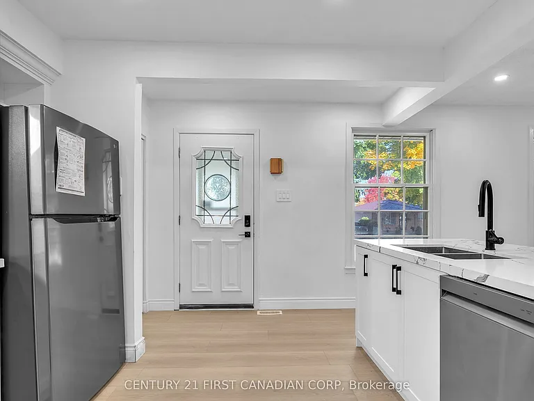 48 Toulon Cres #UPPER — Photo 3