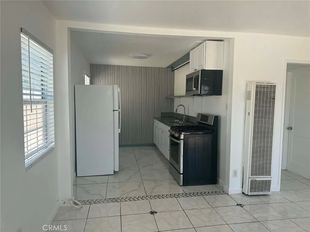 2 bed, 700 sqft, $3,300 — Photo 3