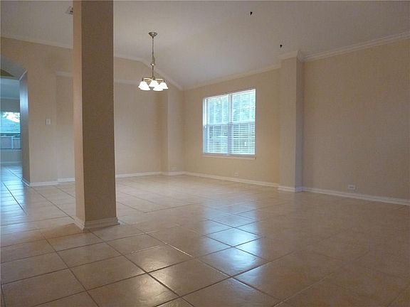 3rd image of 335 Highland Glen Trl