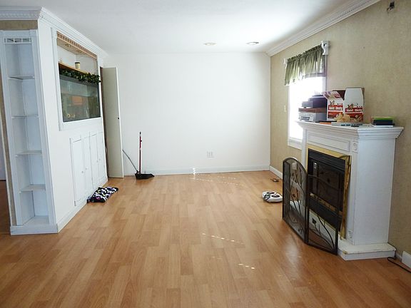 3rd image of 37 Pitchpine Pl