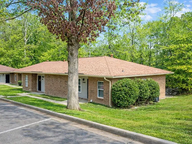 Woodpecker Court Duplexes — Photo 2