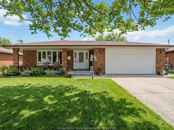 386 Woodridge Dr, Tecumseh, ON N8N 3A8