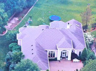 300 Mockingbird Gardens Dr, Louisville, KY