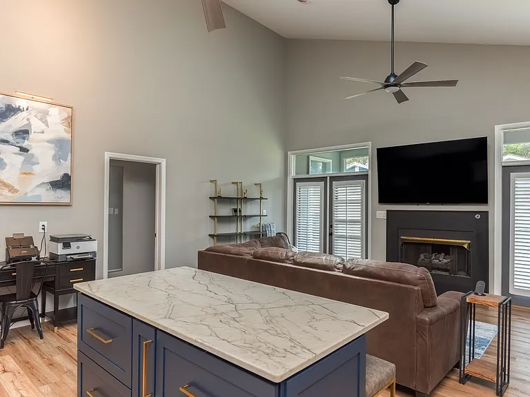 1301 E Cross St — Photo 8