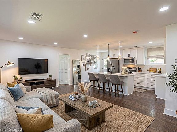 4th image of 3013 Catalina Dr
