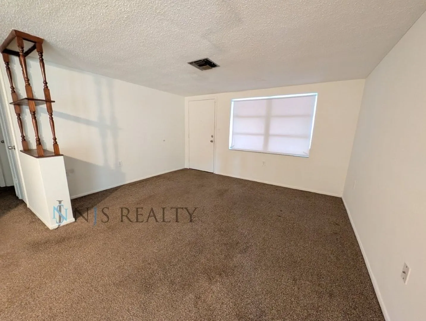 Move In Ready 2/1 With Garage.. Open Floorplan, Screened Porch, Fenced Yard & More.. — Photo 2