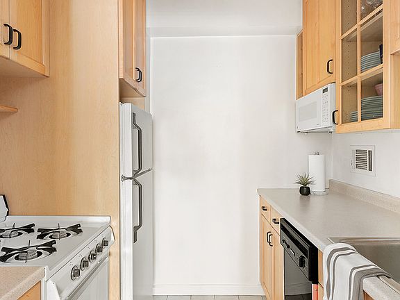 3rd image of 69 W 9th St APT 10A