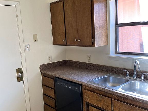 5th image of 2814 N Elm Ave
