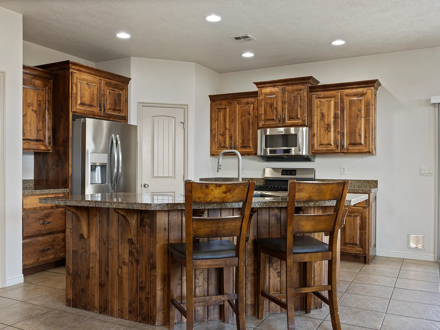 3 bed, 1396 sqft, $2,100 — Photo 3