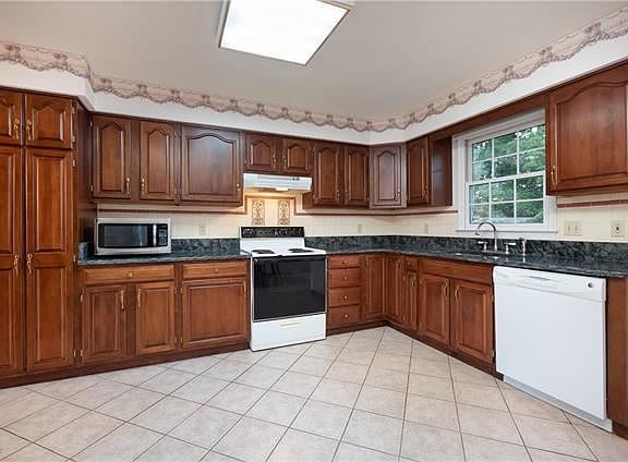 4th image of 234 Longwood Dr