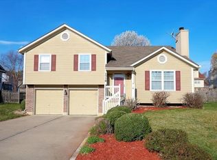 1716 NE Stonewood Dr, Lees Summit, MO 64086