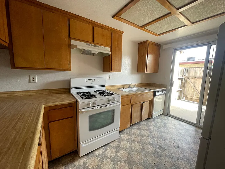576 Montecito Ave — Photo 12
