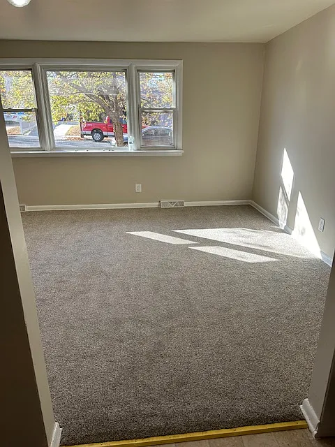 3 bed, 1200 sqft, $2,100 — Photo 2