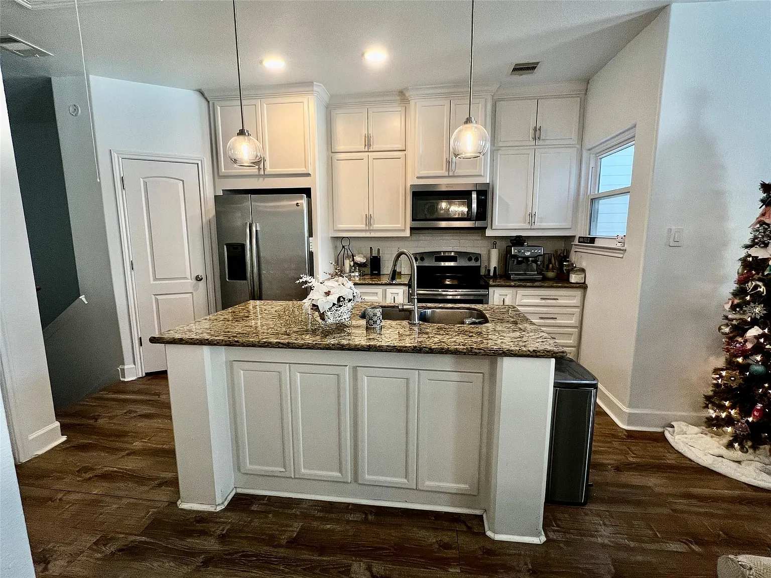 2 bed, 2.0 bath, 1175 sqft, $1,800 — Photo 3
