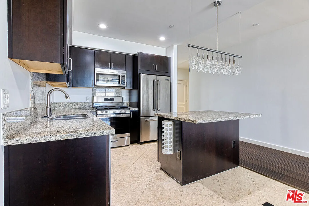 Building Photo - 401 N Serrano Ave #304