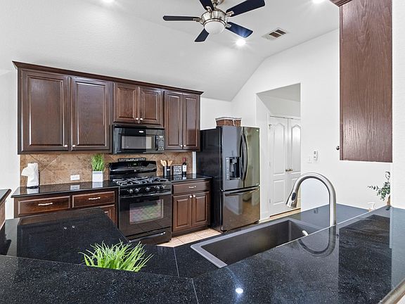 4th image of 700 Walsh Hill Trl