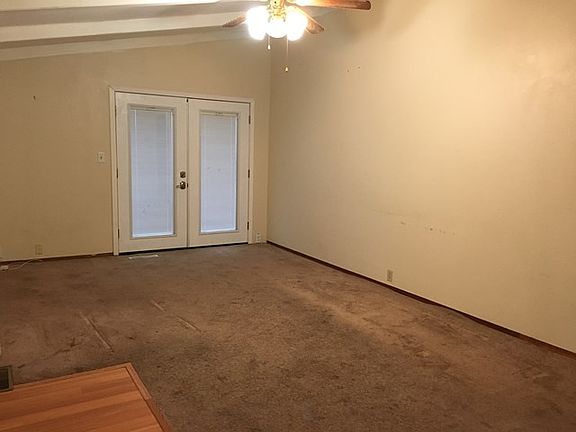 4th image of 301 Hillcrest Dr