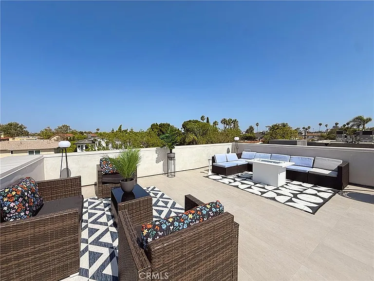 415 N Martel Ave — Photo 37