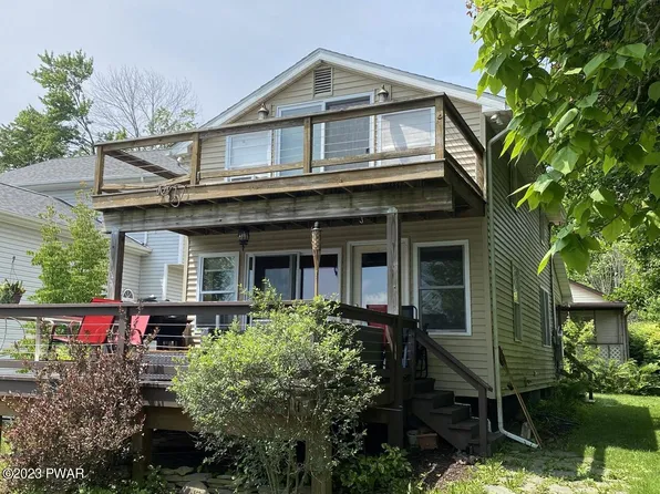 14 W Shore Rd, Waymart, PA 18472