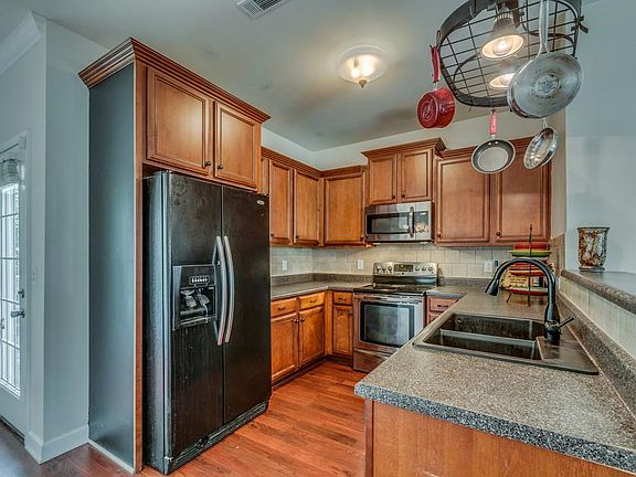 3rd image of 3015 Holderwood Dr