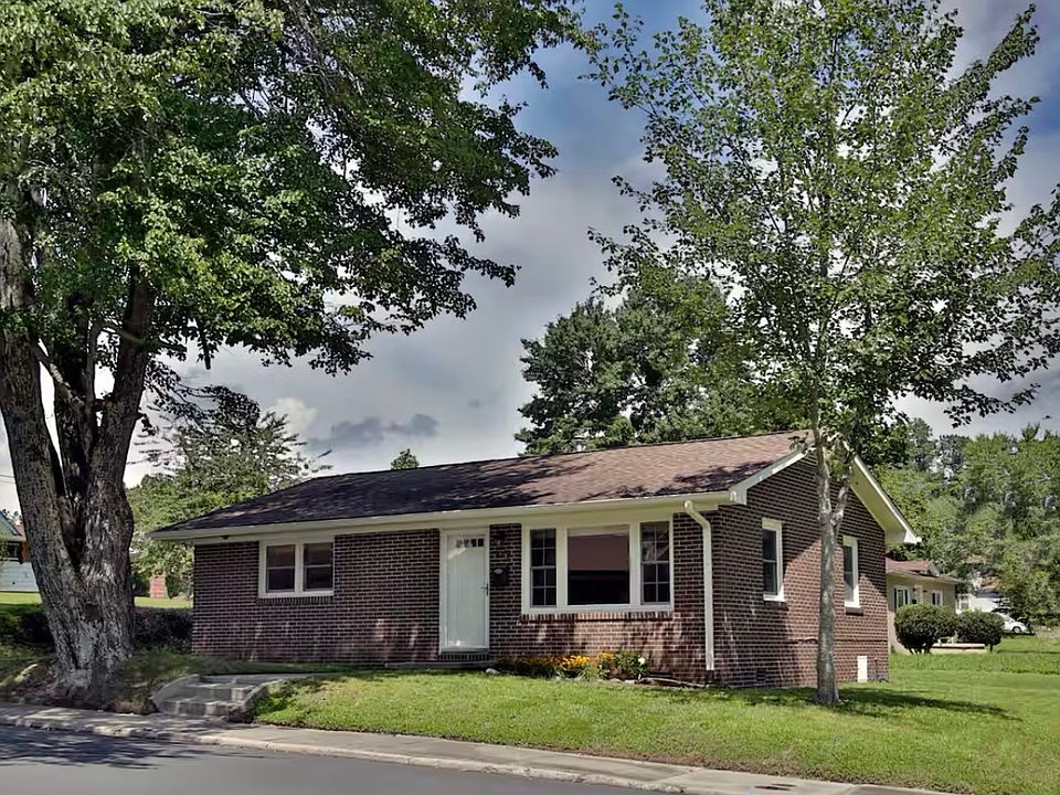 1st image of 819 1st Ave W