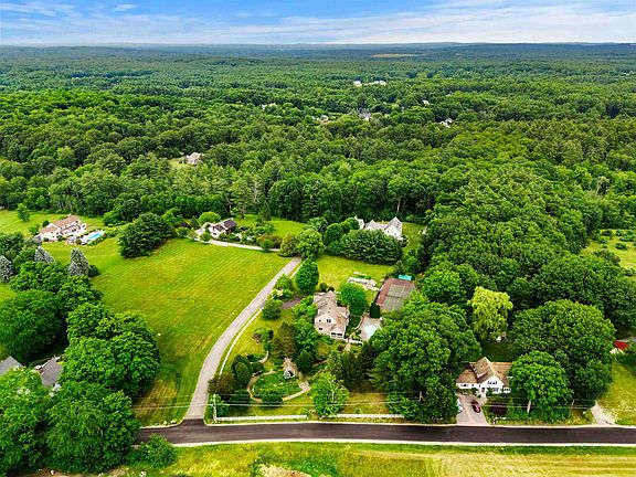 3rd image of 98 Dow Road