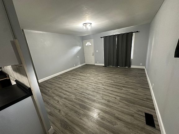 3rd image of 913 Southmoor Dr