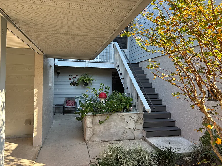 790 E Gilchrist Ct — Photo 2