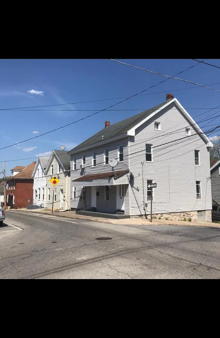 1 bed, 2200 sqft, $900 — Photo 1