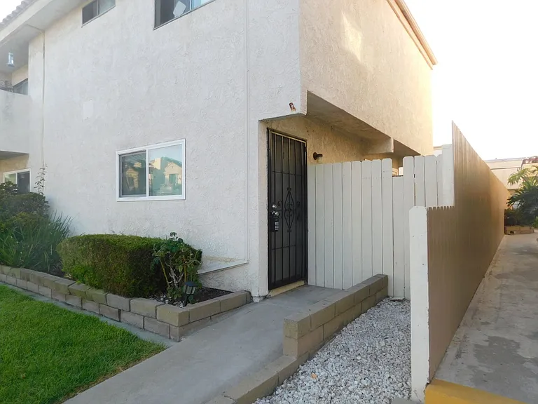21st426 — Photo 2