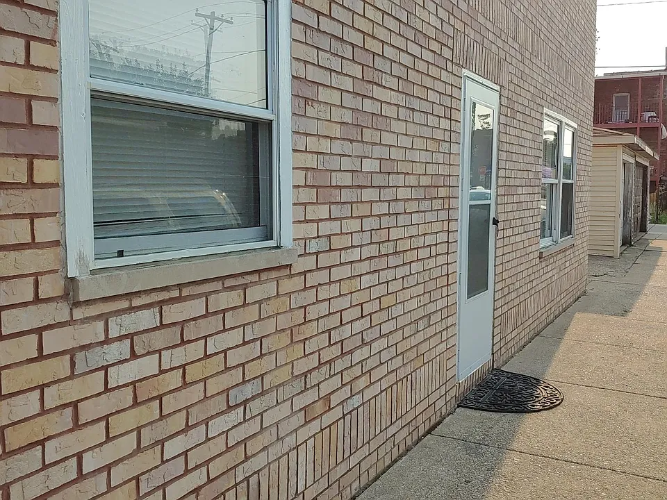 1st floor one step entrance. no 2nd floor tenants.